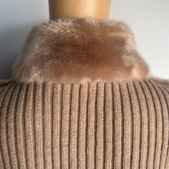 Armani Exchange Faux Fur Vest Sz Medium - Picture 9 of 16